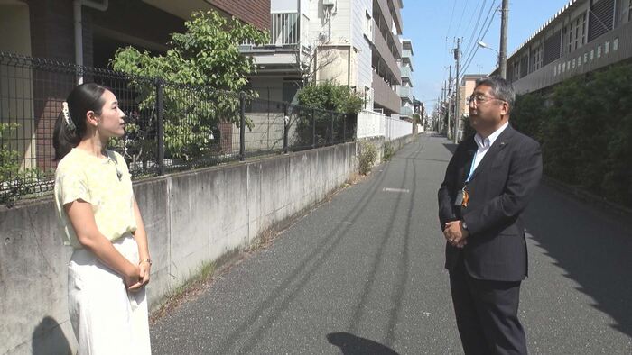 写真：歩行者用道路で話をする市長