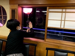 写真：写真を撮っている様子