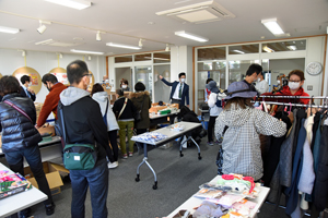 写真：お求めの商品を選ぶ方々