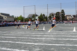写真：徒競走で一生懸命走る児童