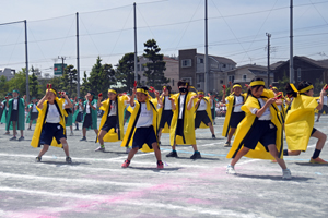 写真：演技をする児童