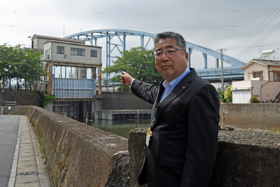 写真：西水門の手前にいる市長