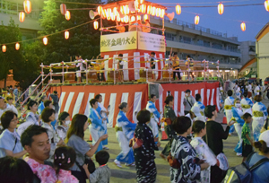 写真：盆踊りを踊っている様子1