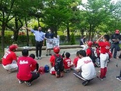 写真：東野小学校での利用者への聞き取りの様子  