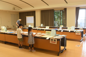 写真：論文作品を読んでいる子どもたち
