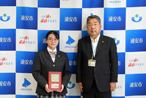 写真：染谷さんと市長の記念写真