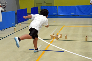 写真：モルックを投げる子どもの様子