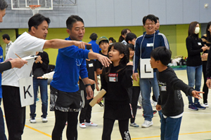 写真：戦略を立てるチームの様子