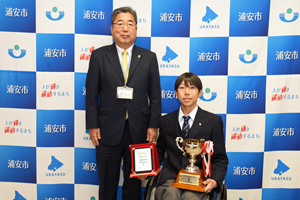 橘選手と市長の集合写真