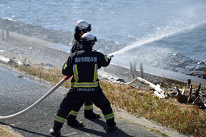 写真：旧江戸川の水での消火訓練