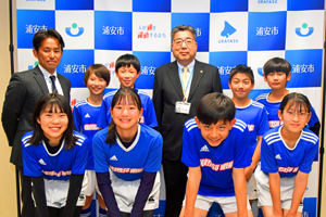 選手とコーチと市長の集合写真