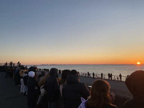 写真：護岸から見える初日の出