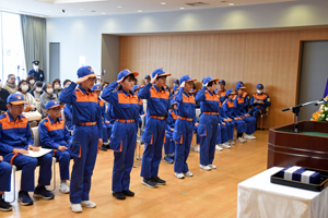 写真：敬礼をする卒団生