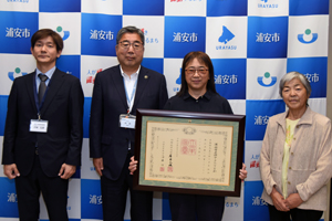 写真：訪問者と市長の記念撮影