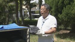 写真：土のうステーションの説明をする市長