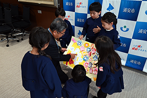 写真：作品のお話をしている様子