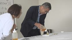 写真：蜂蜜を瓶詰めする市長
