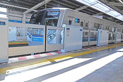 写真：浦安駅1番線のりばから見る東西線の車両とホームドア