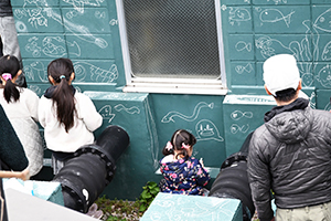 写真：足元に絵を描く子ども
