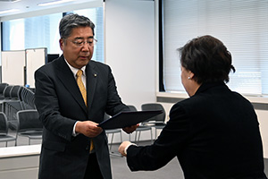 写真：当選証書付与の様子