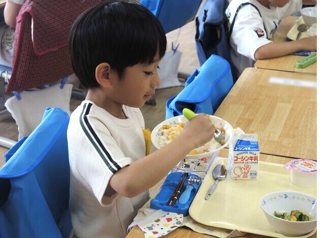 給食を食べる児童