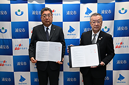 写真3：締結書を持つ市長と大新東株式会社代表取締役社長