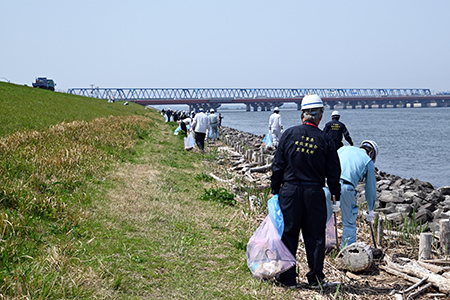 写真2：たくさんのボランティアが護岸にいる様子