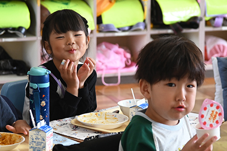 写真：給食を美味しく食べている様子