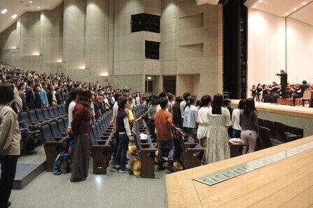 写真：小学校の部の合唱の様子
