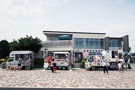 写真1：三番瀬環境観察館外観とキッチンカー