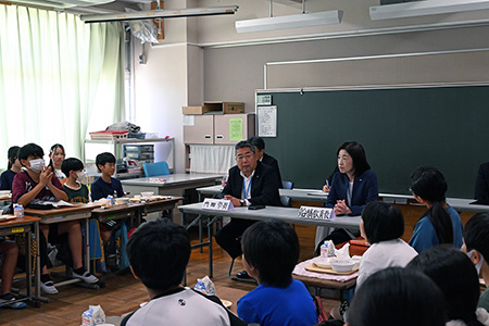 写真：市長・教育長との質疑応答の様子