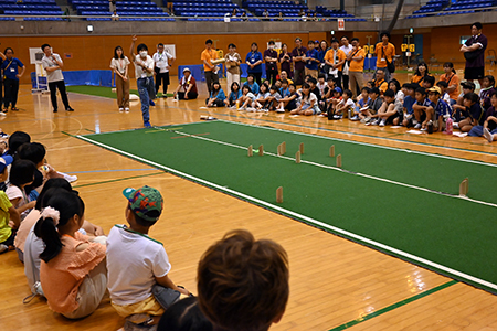 写真：講師の方のデモンストレーション試合の様子