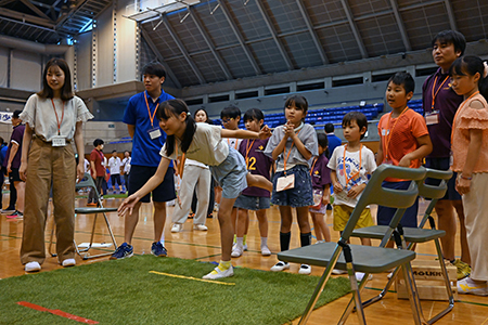 写真：相談するチームの様子