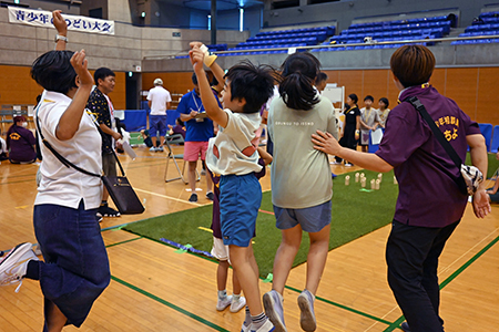 写真：試合に勝って喜ぶ様子