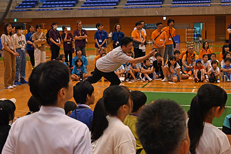 写真：講師の方が投げる様子