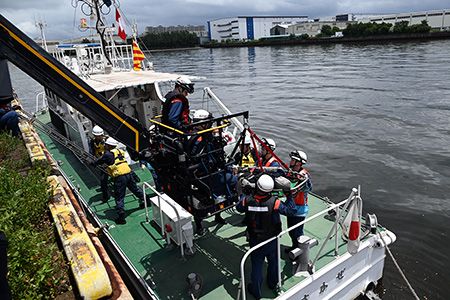 写真：機動車両を使用して傷病者を巡視艇に移送している様子