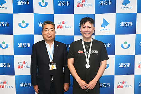 写真：木名瀬大介さんと市長の記念撮影