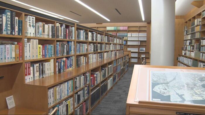 写真：図書館の本棚