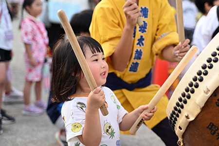 写真：子どもの太鼓体験の様子