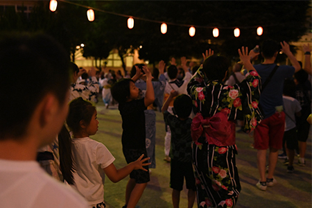 写真：踊りを楽しんでいる様子