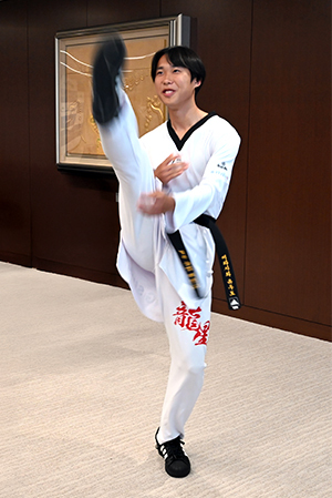 写真：回し蹴りをする井良沢選手